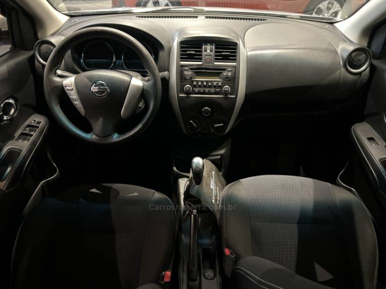 NISSAN - VERSA - 2018/2018 - Prata - R$ 57.900,00