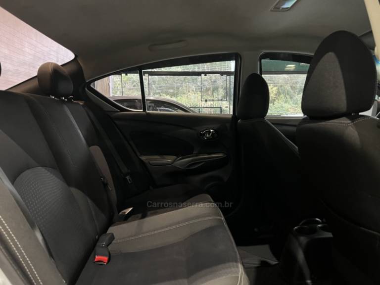 NISSAN - VERSA - 2018/2018 - Prata - R$ 57.900,00