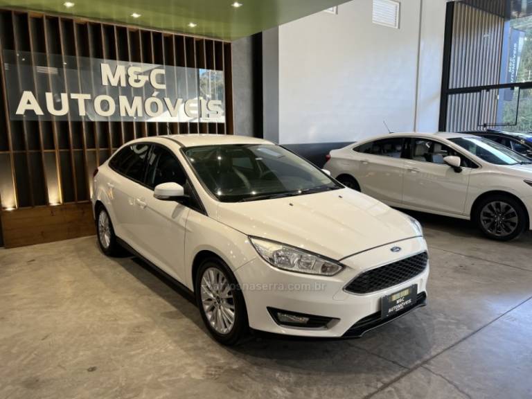 FORD - FOCUS - 2017/2018 - Branca - R$ 58.900,00