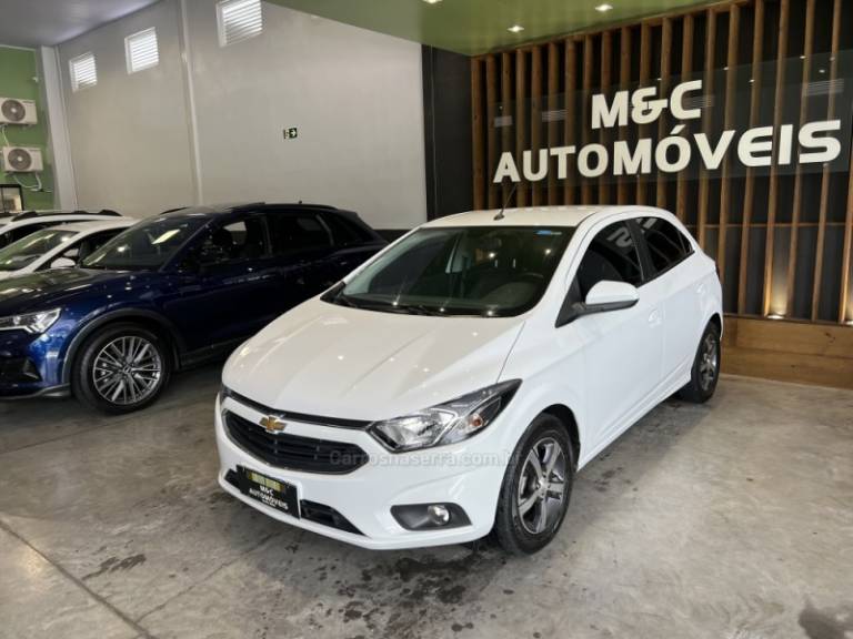 CHEVROLET - ONIX - 2017/2018 - Branca - R$ 61.900,00