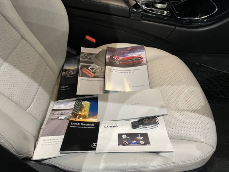 MERCEDES-BENZ - C 180 - 2014/2015 - Preta - R$ 101.900,00