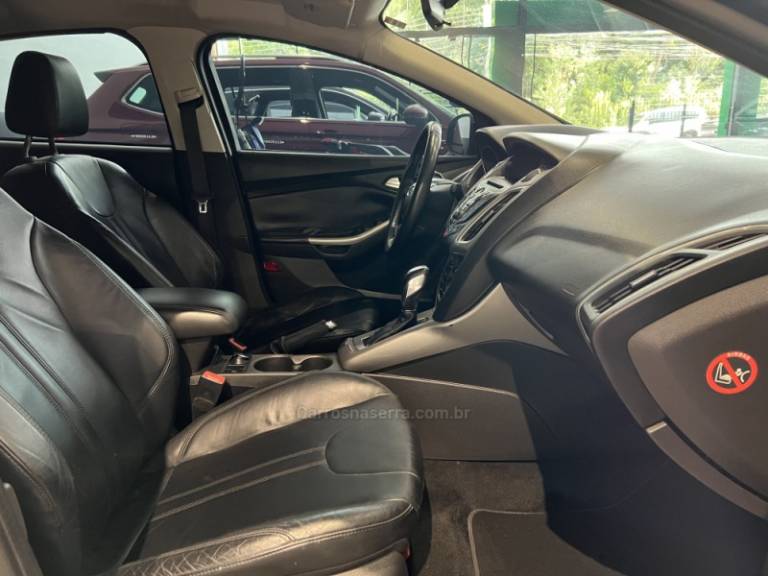 FORD - FOCUS - 2013/2014 - Preta - R$ 49.900,00