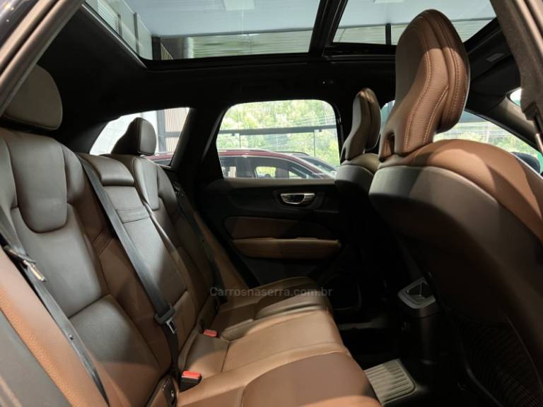 VOLVO - XC60 - 2021/2021 - Azul - R$ 186.900,00