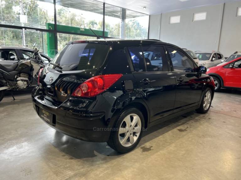 NISSAN - TIIDA - 2010/2011 - Preta - R$ 41.900,00