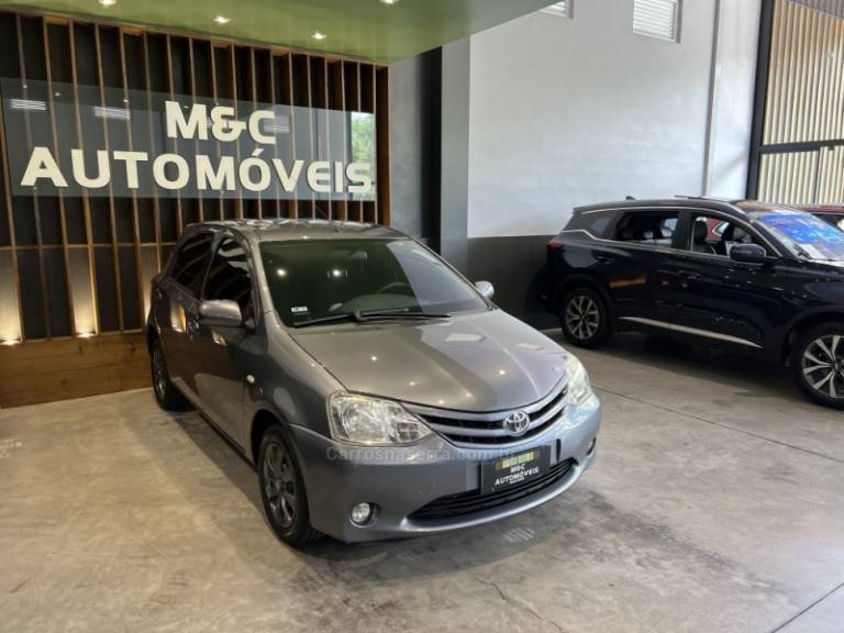 TOYOTA - ETIOS - 2013/2013 - Cinza - R$ 41.900,00