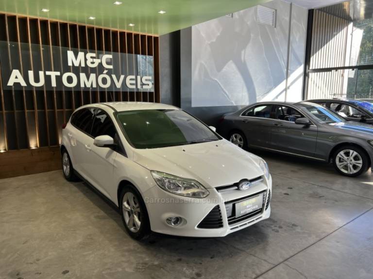 FORD - FOCUS - 2014/2015 - Branca - R$ 53.900,00