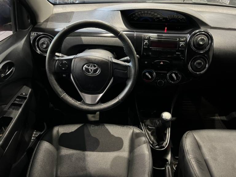 TOYOTA - ETIOS - 2015/2015 - Vermelha - R$ 49.900,00