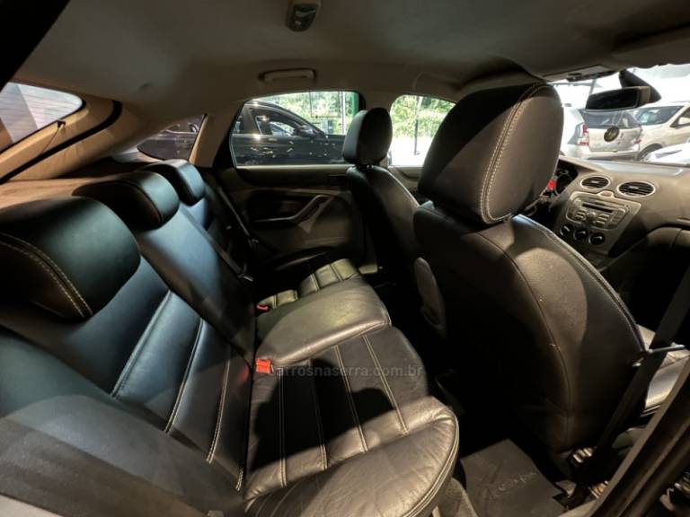 FORD - FOCUS - 2010/2011 - Preta - R$ 42.900,00