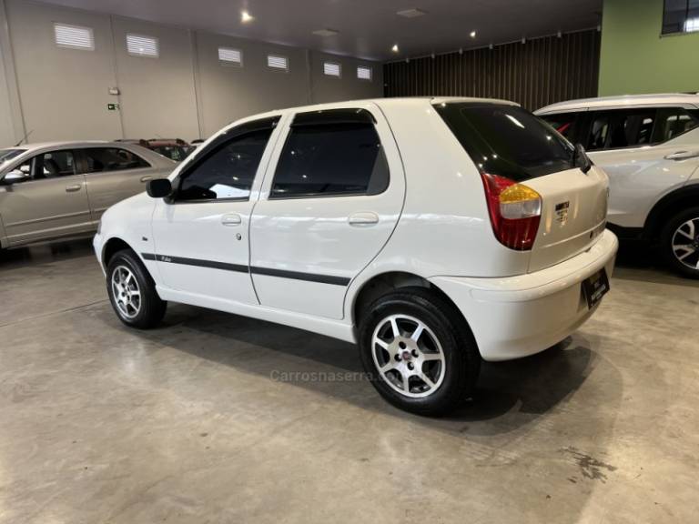 FIAT - PALIO - 2003/2004 - Branca - R$ 16.900,00