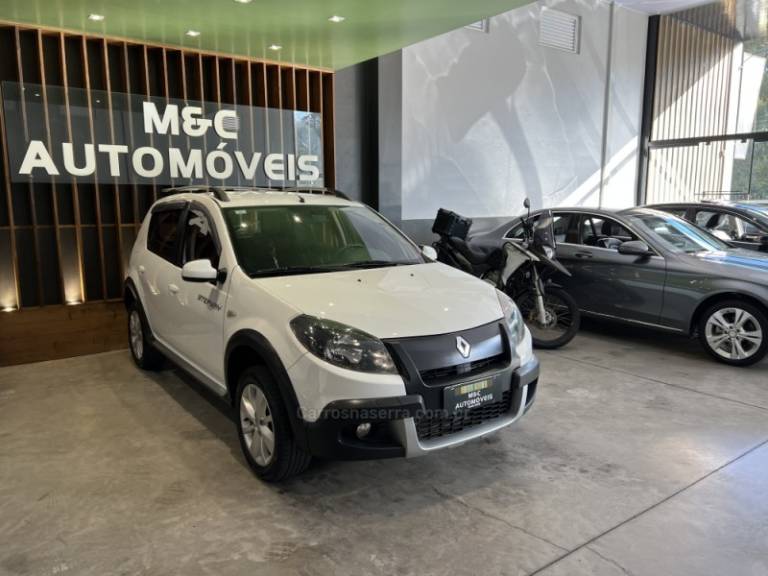 RENAULT - SANDERO - 2013/2014 - Branca - R$ 42.900,00