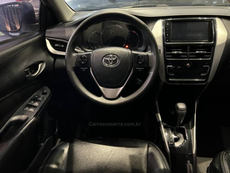 TOYOTA - YARIS - 2018/2019 - Prata - R$ 76.900,00