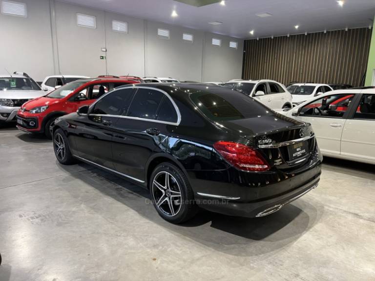 MERCEDES-BENZ - C 180 - 2014/2015 - Preta - R$ 101.900,00