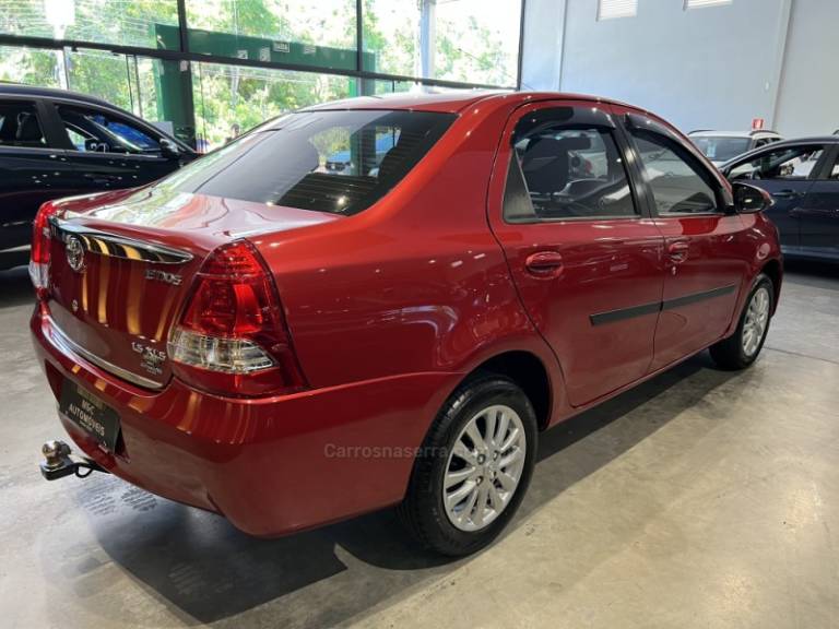 TOYOTA - ETIOS - 2015/2015 - Vermelha - R$ 49.900,00