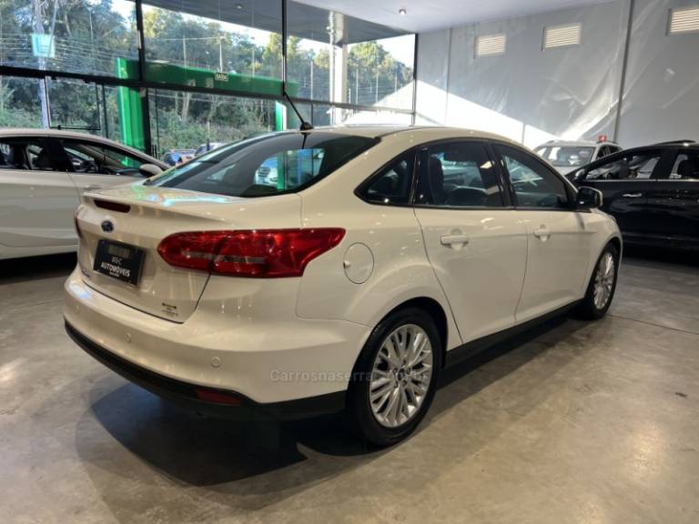 FORD - FOCUS - 2017/2018 - Branca - R$ 58.900,00