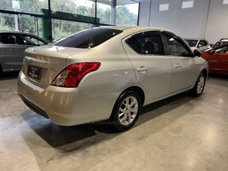 NISSAN - VERSA - 2018/2018 - Prata - R$ 57.900,00