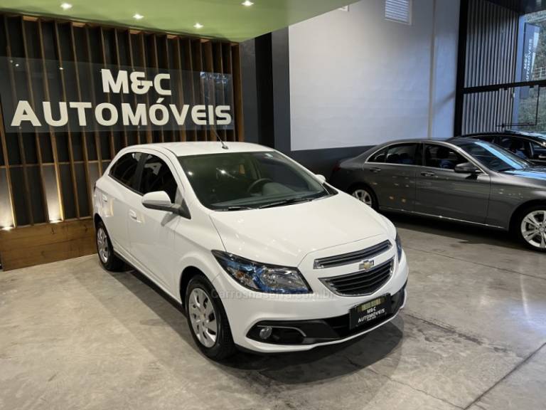 CHEVROLET - ONIX - 2014/2015 - Branca - R$ 49.900,00