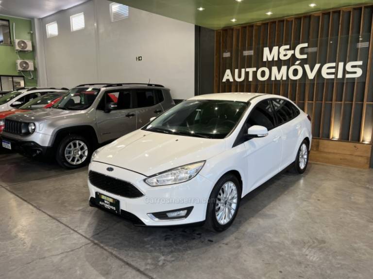 FORD - FOCUS - 2017/2018 - Branca - R$ 58.900,00