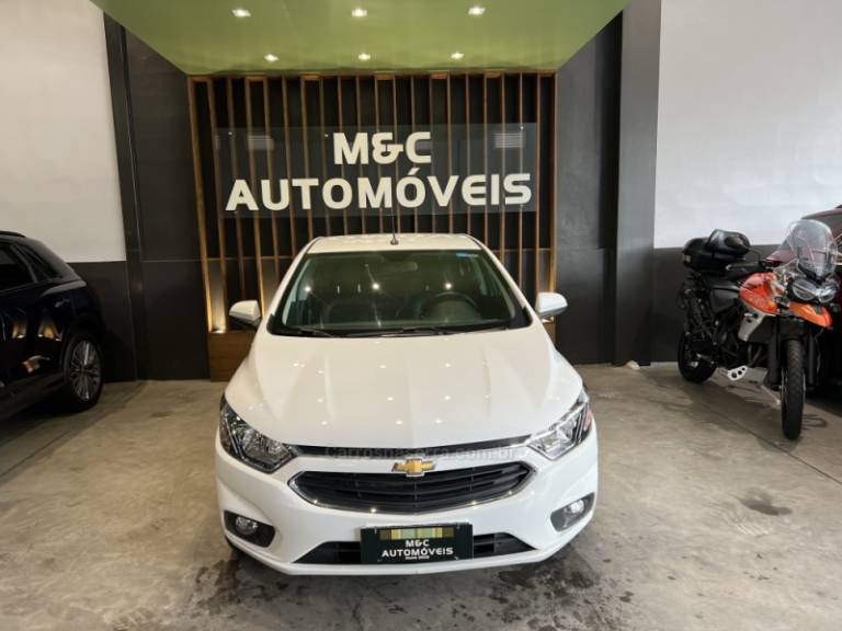 CHEVROLET - ONIX - 2017/2018 - Branca - R$ 61.900,00