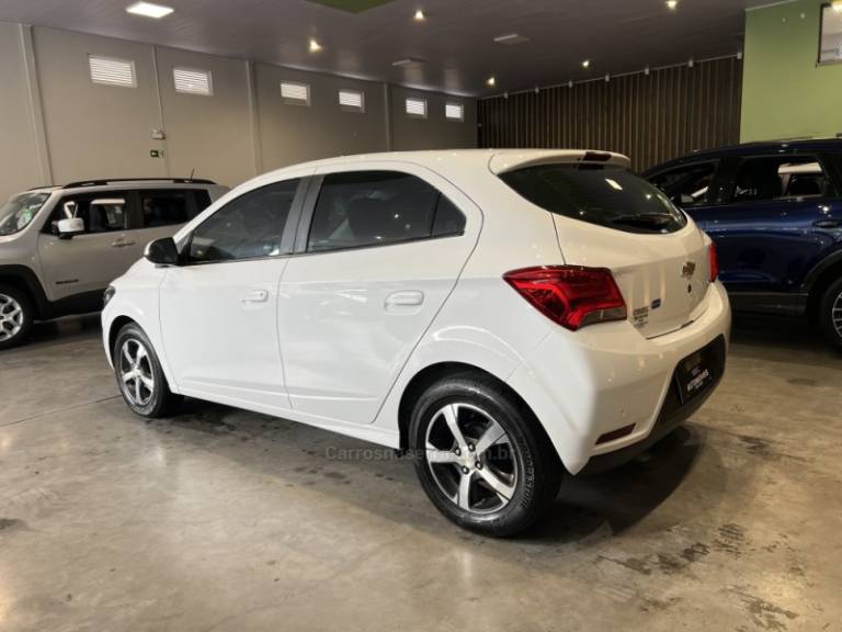 CHEVROLET - ONIX - 2017/2018 - Branca - R$ 61.900,00