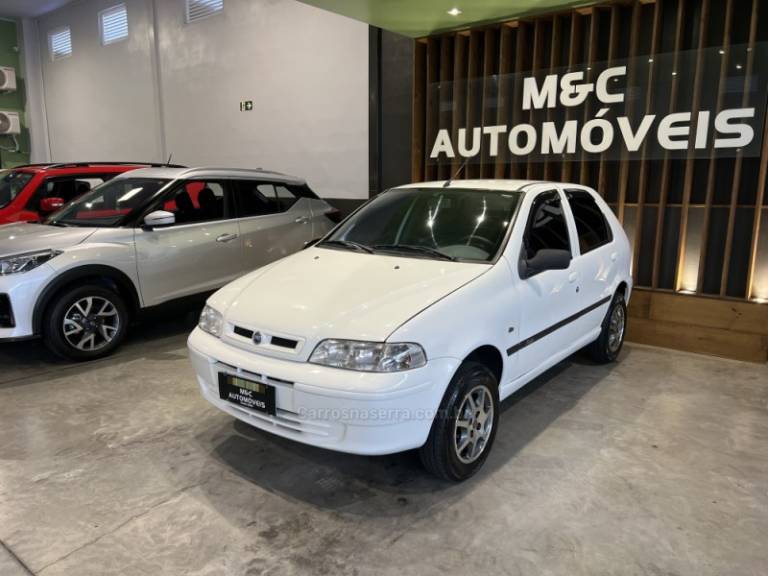 FIAT - PALIO - 2003/2004 - Branca - R$ 16.900,00