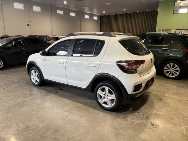 RENAULT - SANDERO - 2021/2022 - Branca - R$ 65.900,00