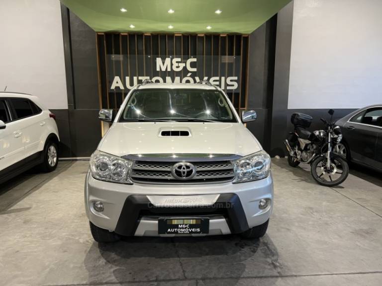 TOYOTA - HILUX SW4 - 2008/2009 - Prata - R$ 109.900,00
