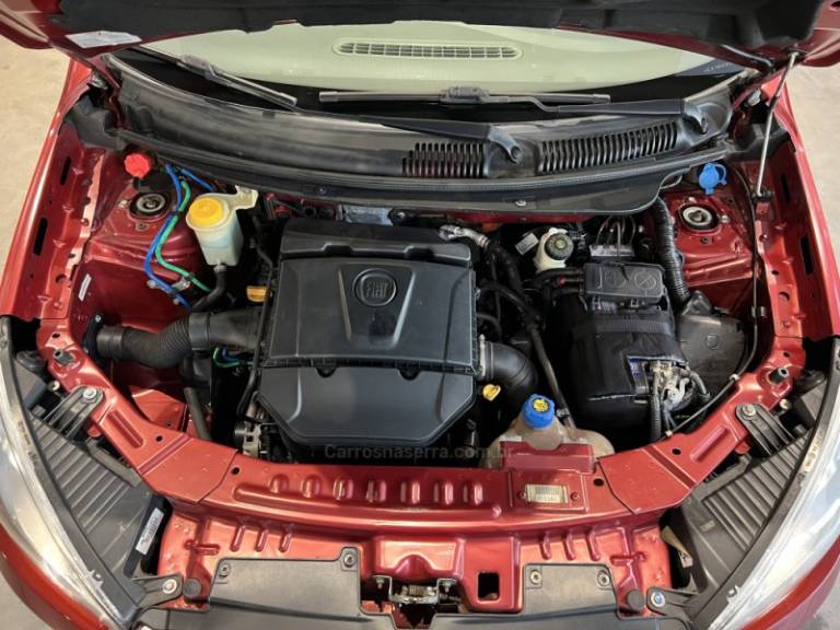 FIAT - SIENA - 2013/2014 - Vermelha - R$ 39.900,00