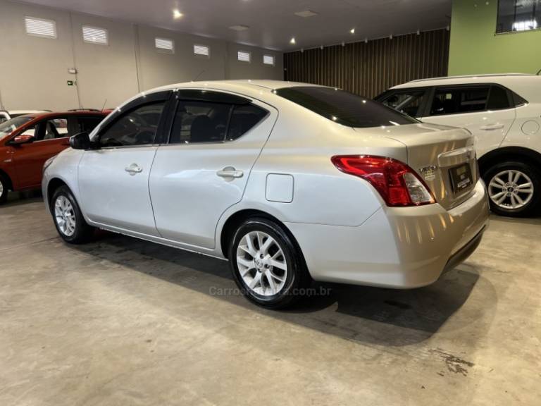 NISSAN - VERSA - 2018/2018 - Prata - R$ 57.900,00
