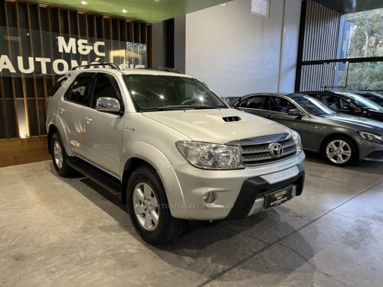 TOYOTA - HILUX SW4 - 2008/2009 - Prata - R$ 109.900,00