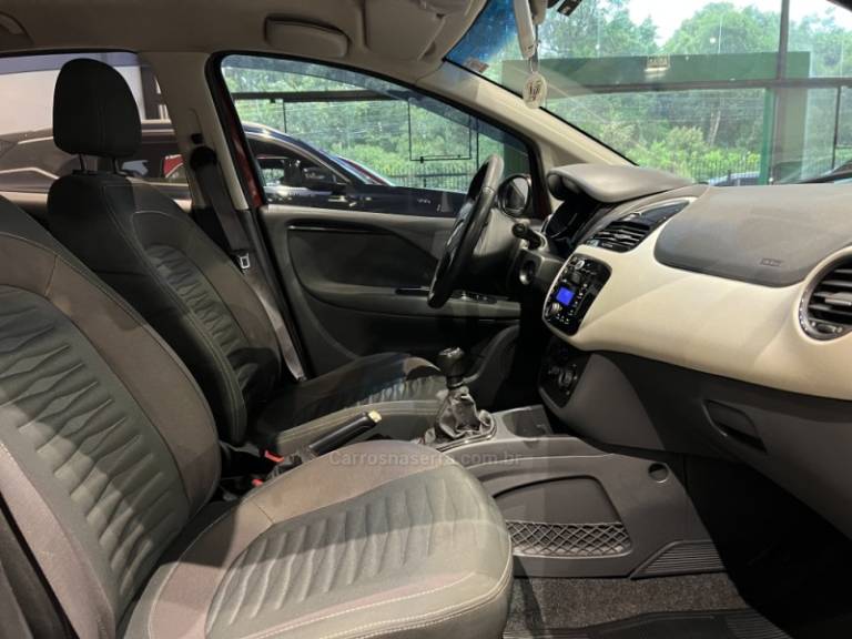 FIAT - PUNTO - 2015/2016 - Vermelha - R$ 46.900,00