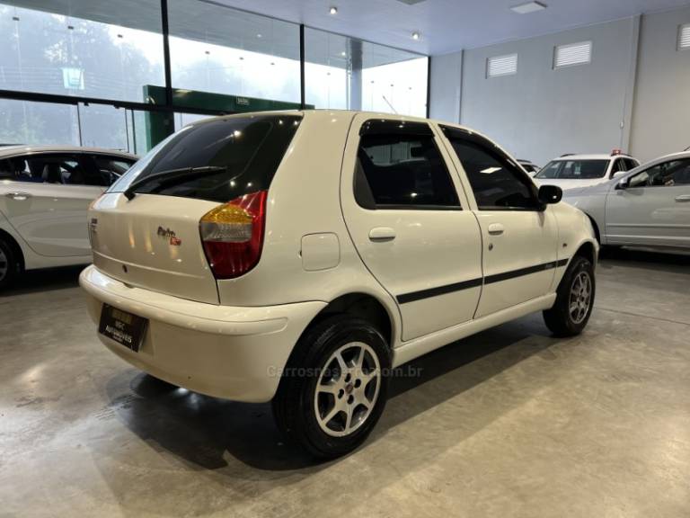 FIAT - PALIO - 2003/2004 - Branca - R$ 16.900,00