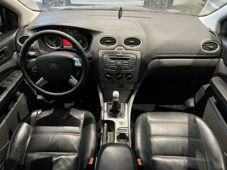 FORD - FOCUS - 2010/2011 - Preta - R$ 42.900,00