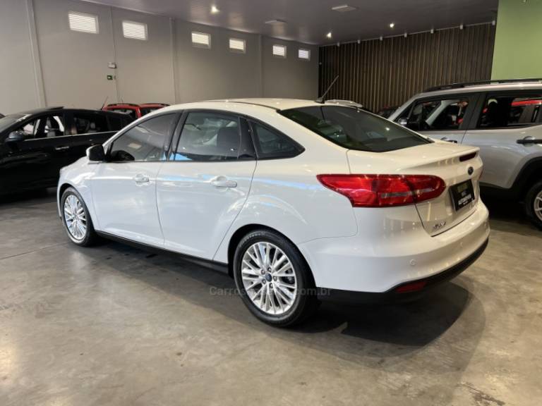 FORD - FOCUS - 2017/2018 - Branca - R$ 58.900,00