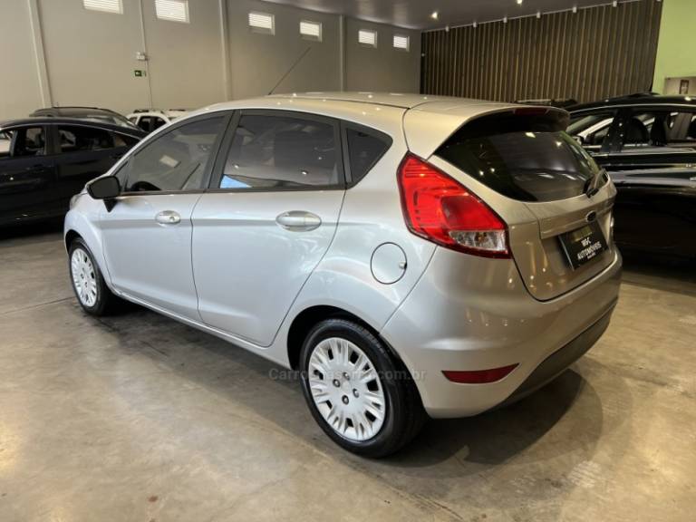 FORD - FIESTA - 2013/2014 - Prata - R$ 41.900,00