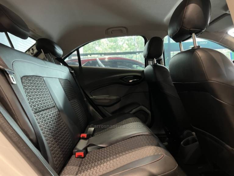 CHEVROLET - ONIX - 2017/2018 - Branca - R$ 61.900,00