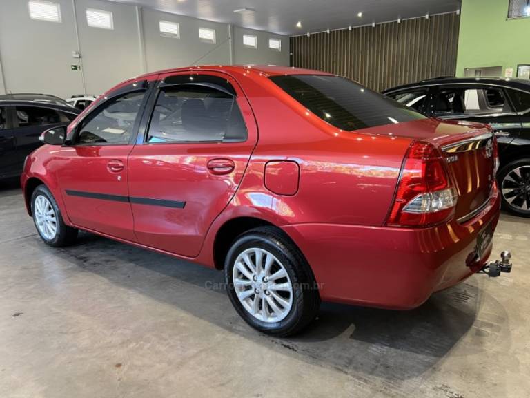 TOYOTA - ETIOS - 2015/2015 - Vermelha - R$ 49.900,00