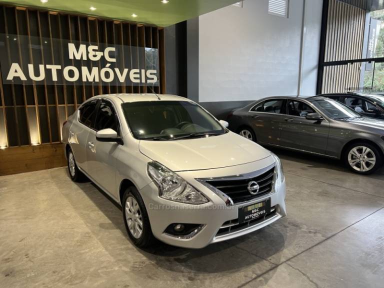 NISSAN - VERSA - 2018/2018 - Prata - R$ 57.900,00