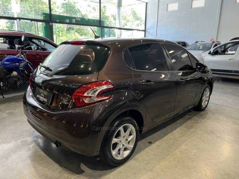 PEUGEOT - 208 - 2013/2014 - Marrom - R$ 38.900,00