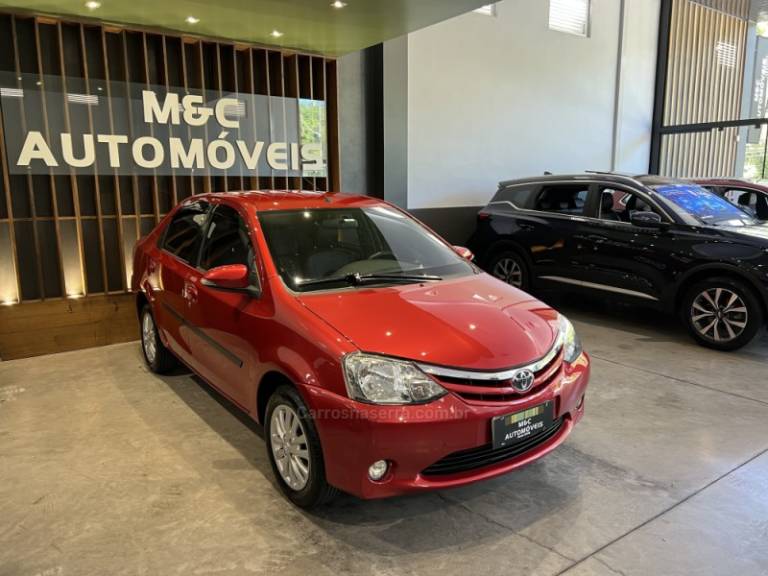 TOYOTA - ETIOS - 2015/2015 - Vermelha - R$ 49.900,00