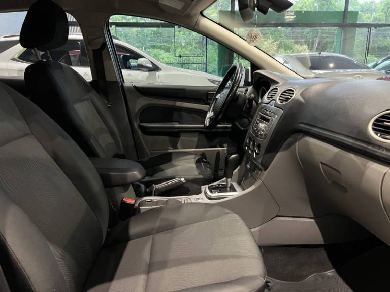 FORD - FOCUS - 2012/2013 - Branca - R$ 41.900,00