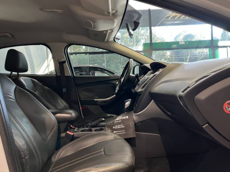 FORD - FOCUS - 2014/2015 - Branca - R$ 53.900,00